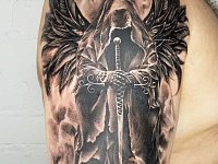 Тату ангел с мечом