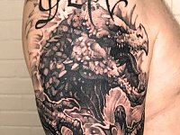 Тату дракон с надписью