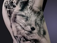 Тату лиса с цветами на бедре