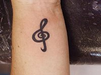 Тату на запястье знак