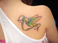 тату птица на плече