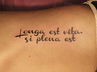тату на латыни на боку