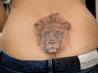 Тату лев на пояснице