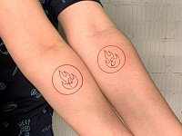 Парные тату инициалы и огонь