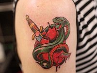 Тату сердце со змеей