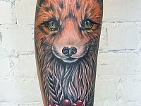 Тату лиса на голени