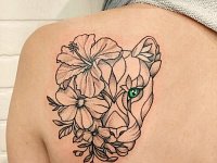 Тату львица с лилиями