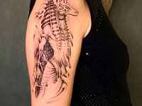 Татуировка анубиса на плече