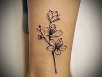 Небольшая тату цветок на ноге