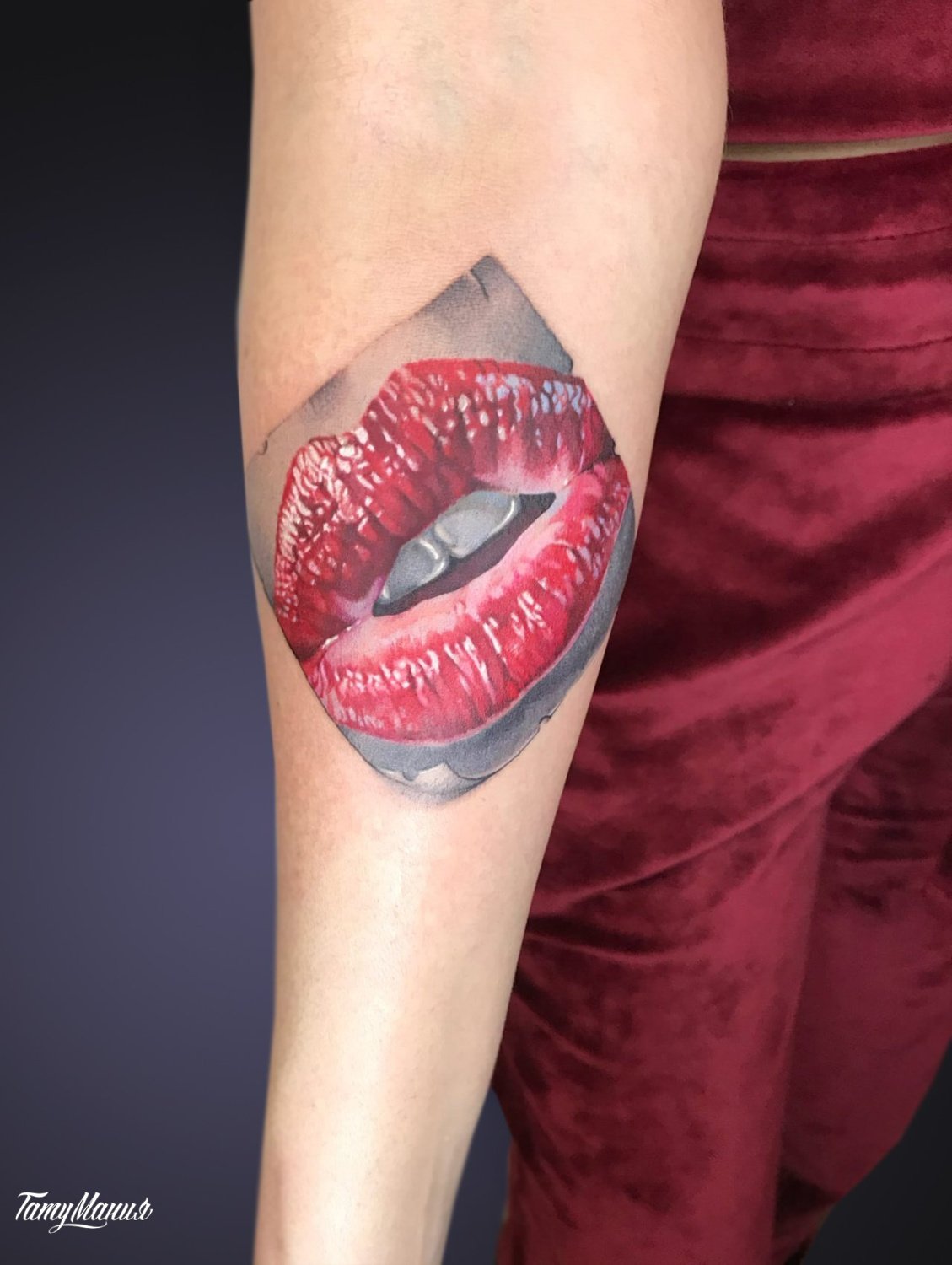 Тату губы девушки