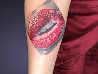 Тату губы девушки