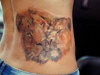 Тату лев и львица сбоку туловища