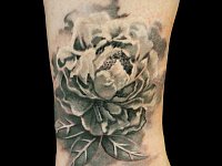 Тату черно-белый пион