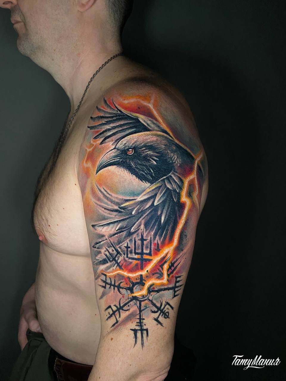 Тату ворон с рунами и огнём