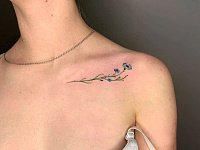 Тату василёк на ключице