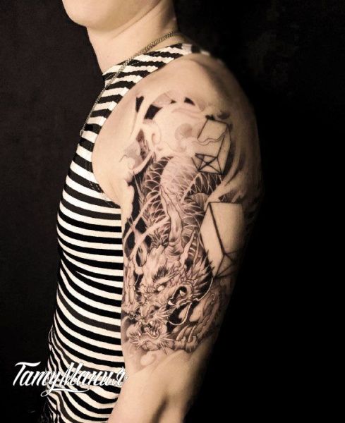 Тату китайского дракона на плече