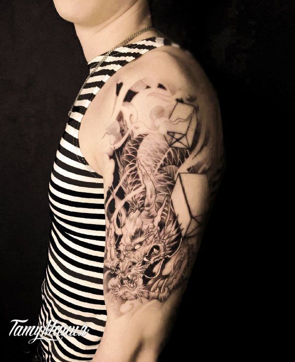 Тату китайского дракона на плече