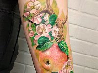 Тату ветка яблони