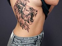 Тату лев с оскалом на ребрах