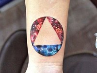 тату треугольник в круге