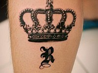 Небольшая тату корона и буква на ноге