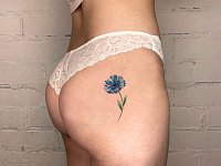 Тату василёк на ягодице