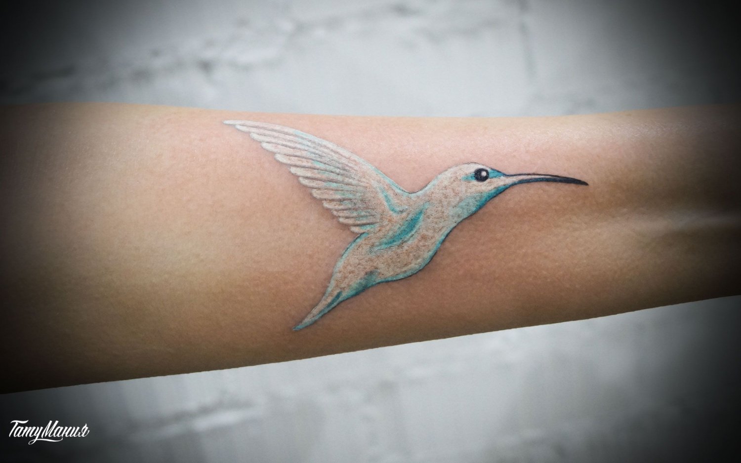 Тату белая колибри