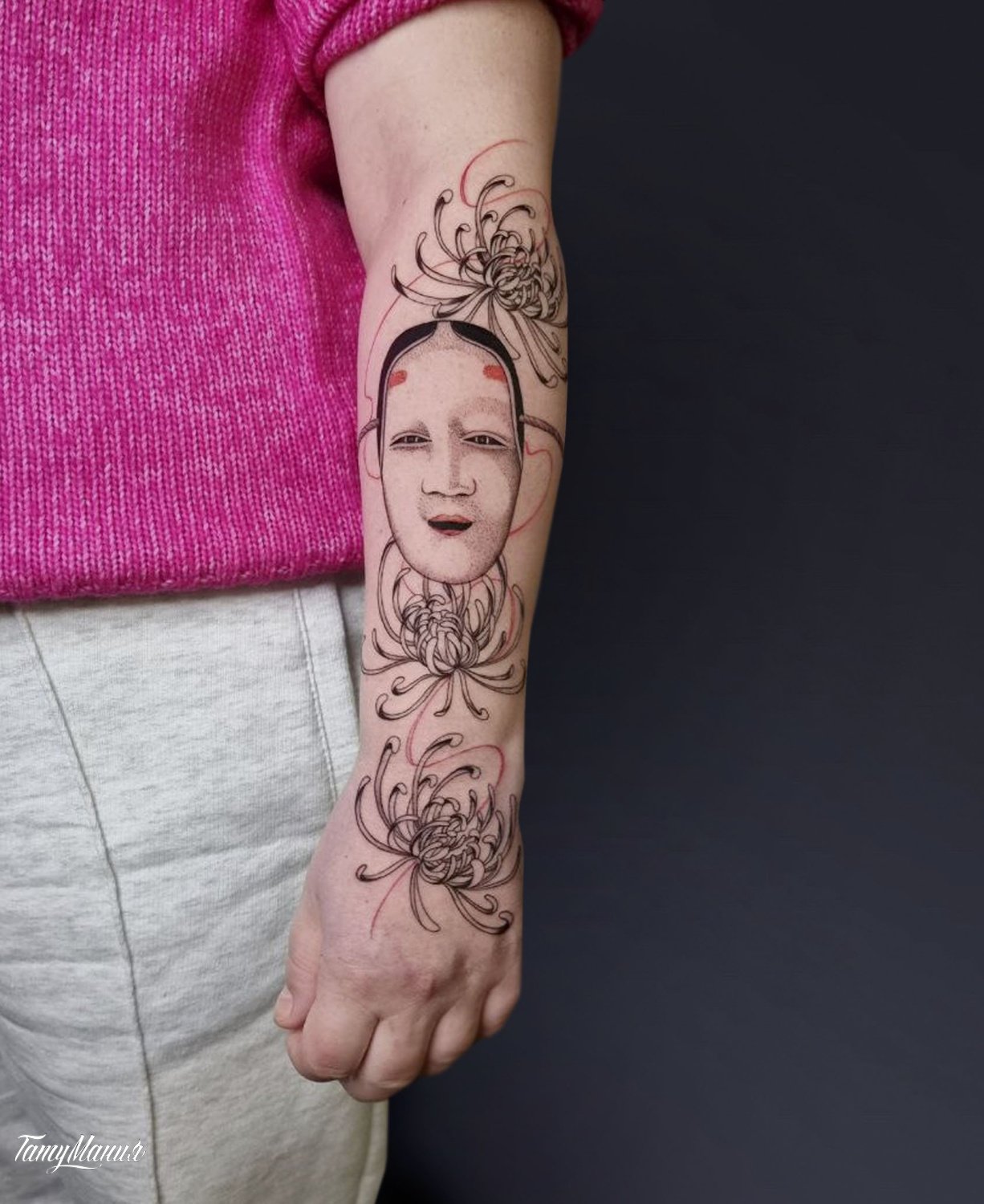 Тату японская маска и хризантемы