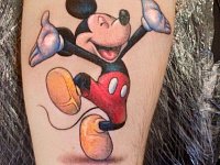 тату микки маус на ноге