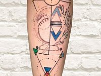 Тату треугольники на голени