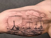 Тату ладьи на бицепсе