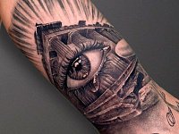 Тату глаз на бицепсе