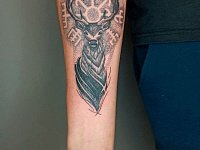 Тату олень и руны