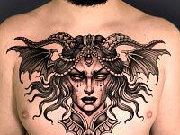 Портрет женщины с крыльями летучей мыши