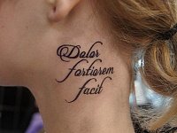 Тату надпись на шее у девушки