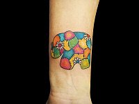 Тату слон на запястье