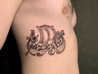 Тату ладья на ребрах