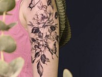 Тату пионы с бабочками