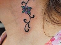 Тату на шее цветок для девушки