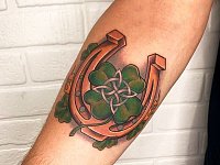 Тату клевер с подковой