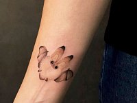 Тату летучая мышь на руке