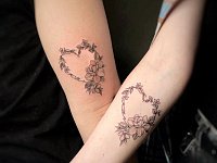 Парная тату сердце из цветов