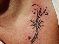 Женская тату узор на ключице