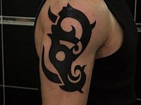 Тату мужская трайбл на плече