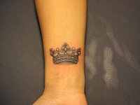 Тату корона на запястье