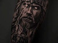 Тату викинг и вороны