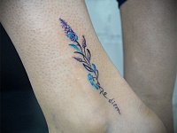 Тату лаванда на щиколотке
