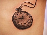 Тату часы на левом боку