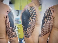 Тату блекворк на плече