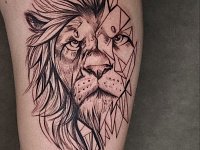 Тату лев графика на бицепсе